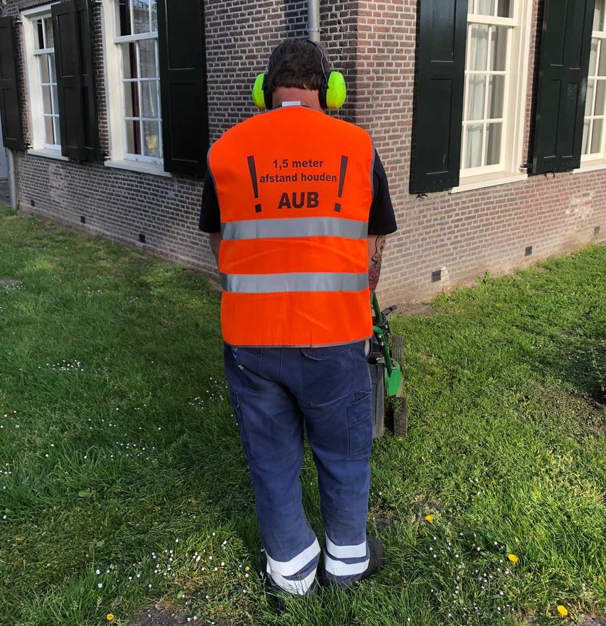 Vest opruimen zwerfafval tijdens coronacrisis Vest opruimen zwerfafval tijdens coronacrisis