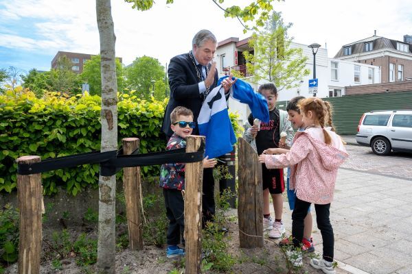 Onthulling van de jubileumboom Schoolstraat met burgemeester Erik Boog en buurtkinderen