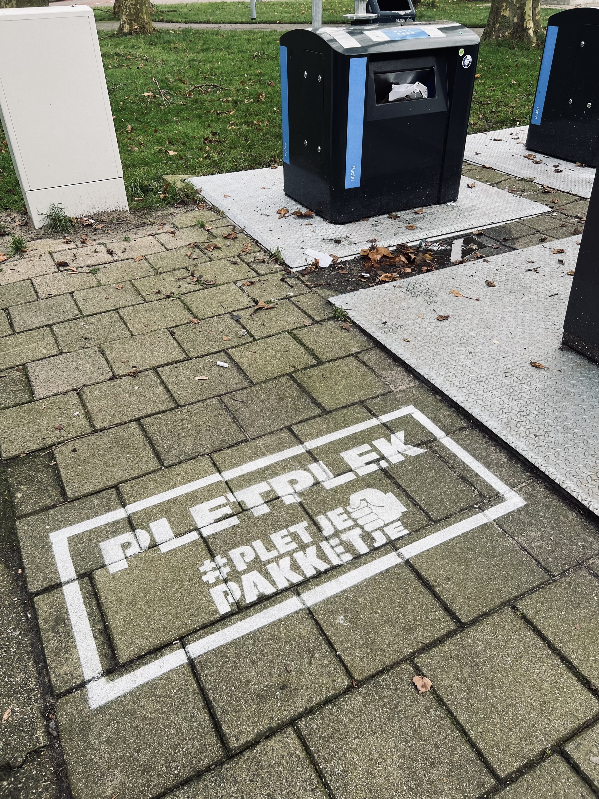 Pletplek bij vuilcontainer