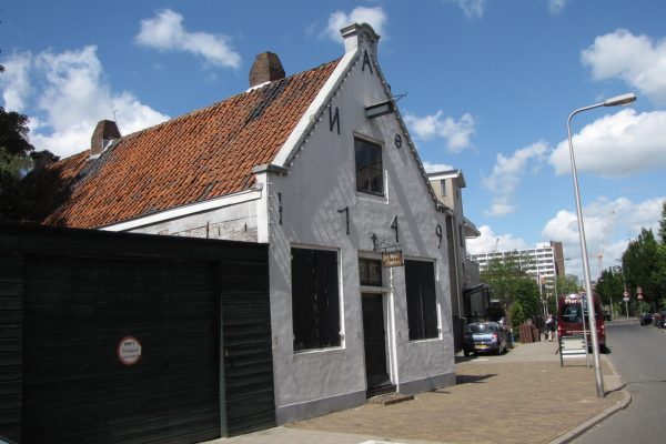 Foto van de voorgevel van De Oude Smidse aan de Ouddiemerlaan