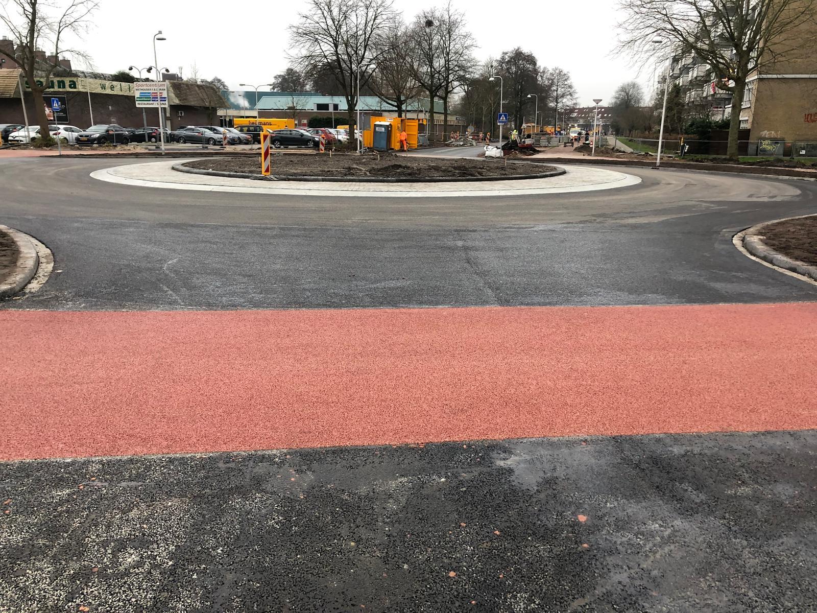 De asfaltlaag van de nieuwe rotonde Beukenhorst