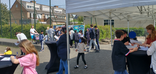 Foto bijeenkomst speeltoestellen 